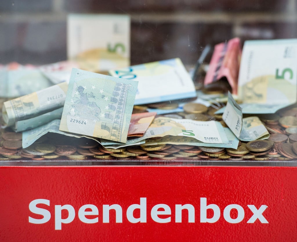 Das Spendenvolumen von Privatleuten in Deutschland ist auch dank der großen Hilfsbereitschaft für Menschen aus der Ukraine in den ersten drei Quartalen 2022 stabil geblieben.