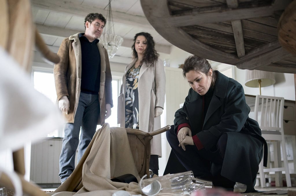 Gemeinsam mit Dela Tahiri (Hanife Sylejmani, M) und Georg König (Stephan Szász, l) nimmt Katharina Tempel (Franziska Hartmann, r) die Arbeit auf.