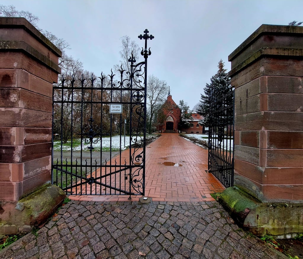 Auf dem städtischen Friedhof in Haldensleben sind ab 2023 auch Baumbestattungen möglich.