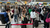 Reisende an der Sicherheitskontrolle am Flughafen Heathrow.
