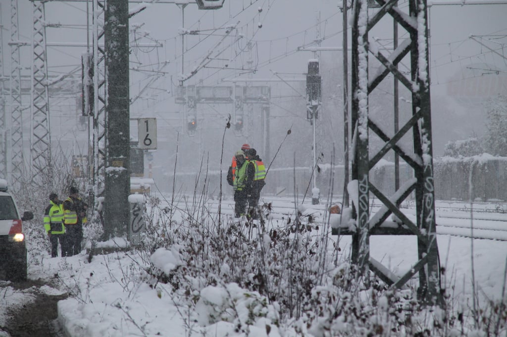 Nach dem tödlichen Lok-Unglück sichert die Bundespolizei im dichten Schneetreiben am Freitagvormittag Spuren.