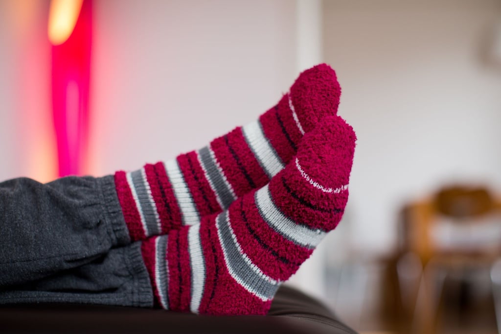 Dicke Wintersocken schützen vor kalten Füßen. Warme Kleidung für zu Hause ist derzeit angesagt.