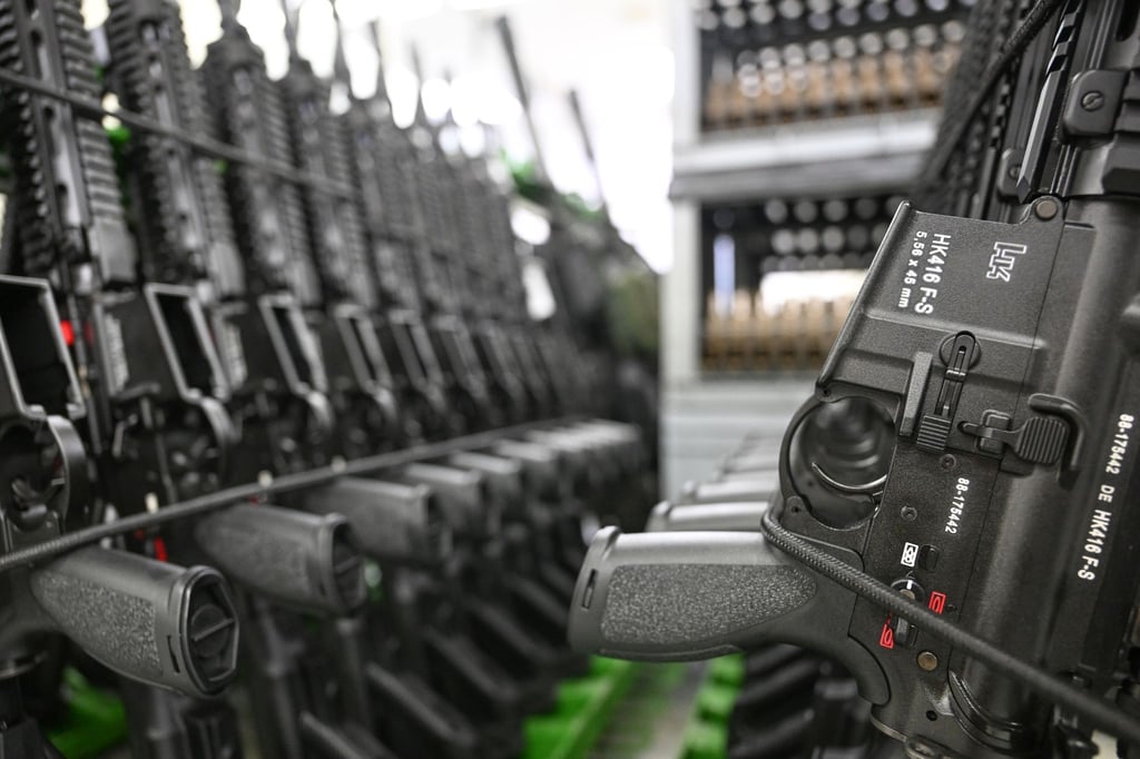 Die Produktionshalle des Waffenherstellers Heckler & Koch in Oberndorf mit fertigen Sturmgewehre vom Typ HK416.
