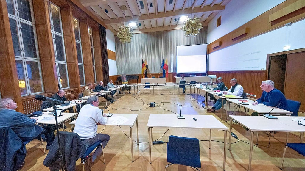 Blick in den Ratssaal - hier eine Sitzung des Bauausschusses. Hinter dem Vorhang an der Stirnseite befindet sich das alte Fresko.