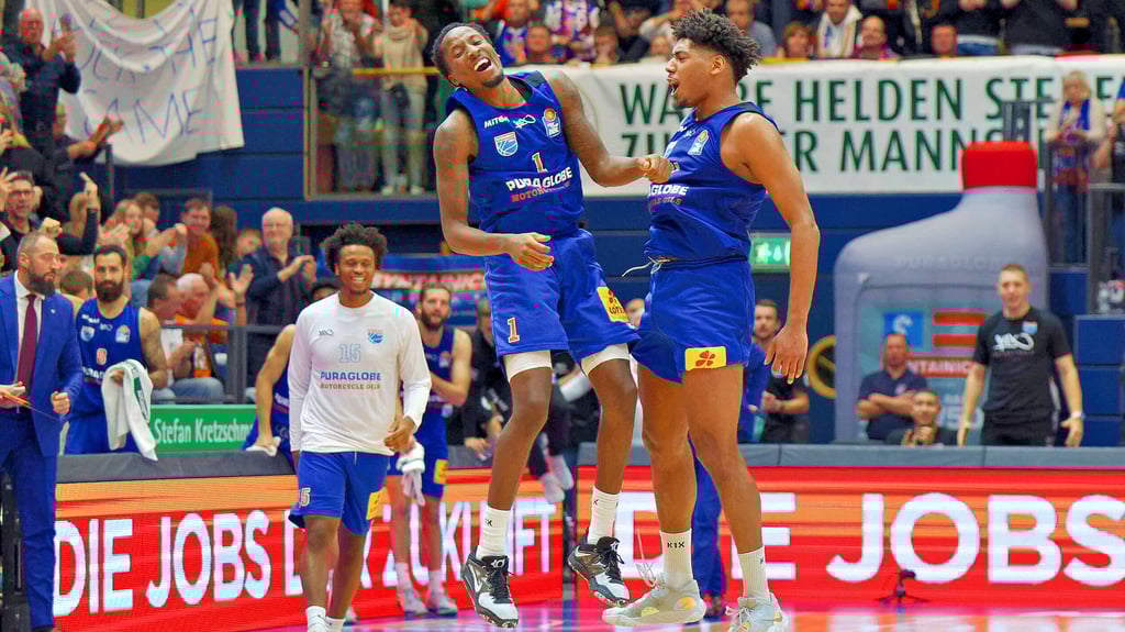 Die Spieler des Syntainics MBC feierten nach dem Schlusspfiff ausgiebig ihren Heimsieg gegen Bayreuth.
