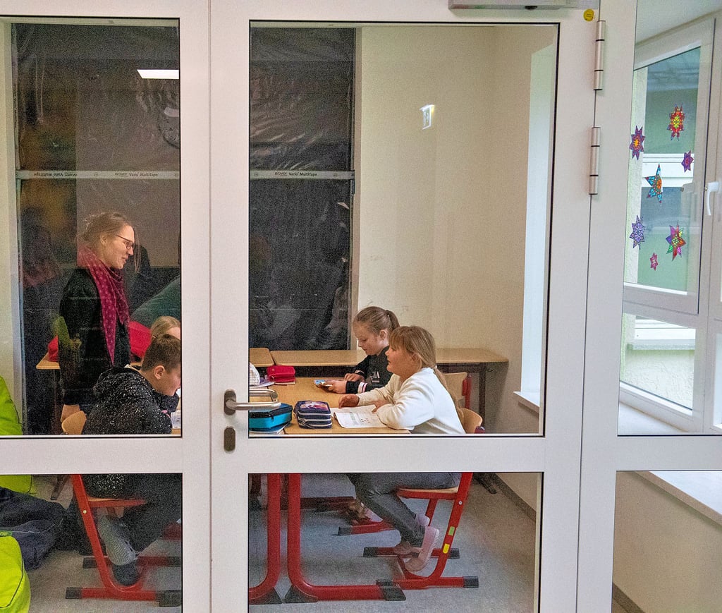 In einem abgetrennten nicht beheizbaren Flurbereich gibt Anna Bundschuh in der Grundschule Eckartsberga Förderunterricht. In der Bildungseinrichtung sind die Sanierungs- beziehungsweise Neubau-Arbeiten vorerst zum Erliegen gekommen.