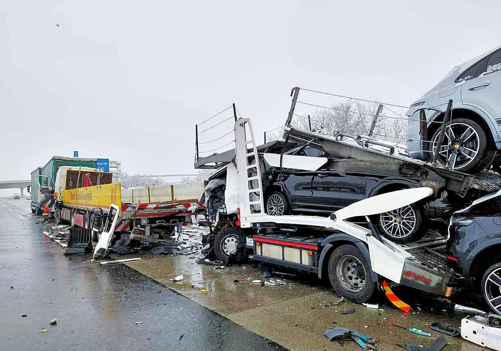 In einen glättebdeingten Unfall auf der A9 am Kreuz Rippachtal war auch ein Autotransporter verwickelt.
