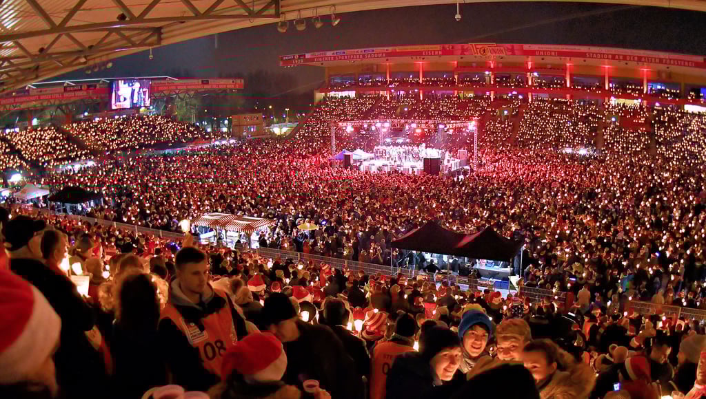 Gilt als die Mutter aller Weihnachtssingen in Deutschland: Die Veranstaltung vom Fußballverein Union Berlin. Jährlich kommen Tausende Besucher - Fußballfans und Nicht-Fans - ins Stadion, wie hier im Jahr 2017. Wegen der Corona-Pandemie fiel das Weihnachtssingen in Berlin mehrfach aus.