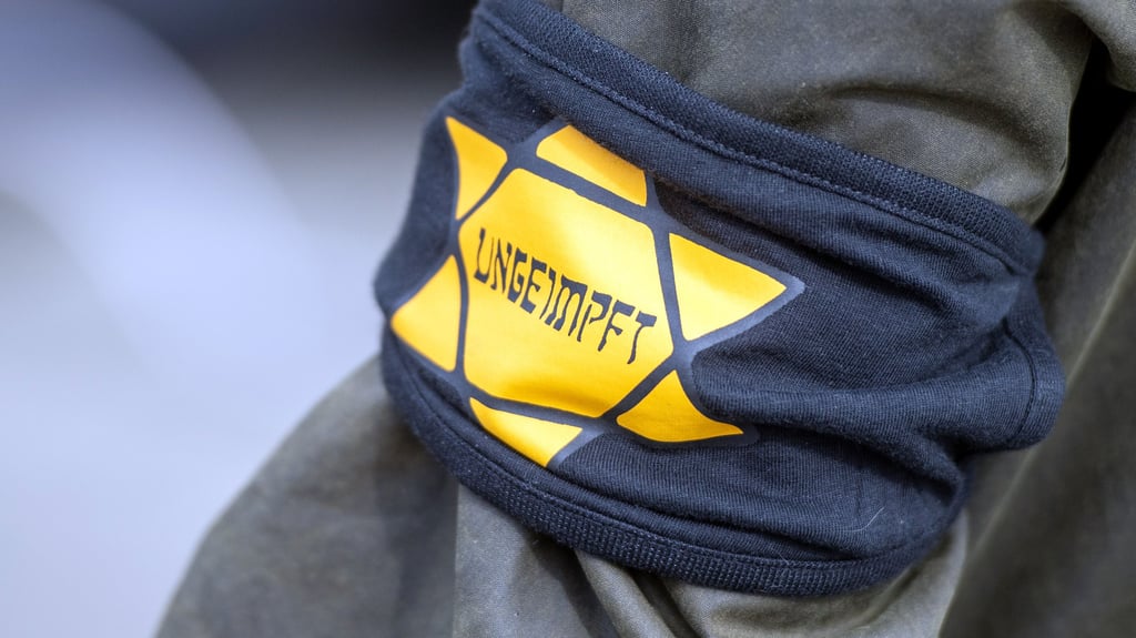 "Ungeimpft"-Sterne auf Corona-Demos: Sie werden von der Polizei als Straftat verfolgt.