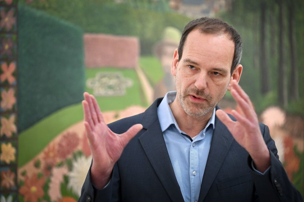 Frank Schmidt, Museumsdirektor, stellt die neue Ausstellung „Die Maler des Heiligen Herzens“ vor.