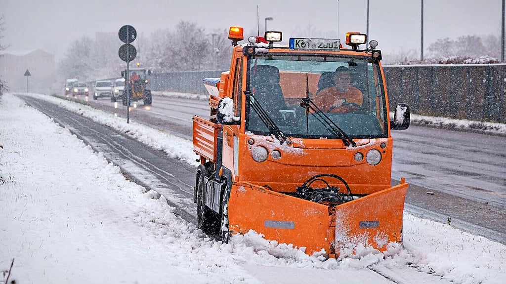 Auf Straßen und Fußwegen wird der Schnee geräumt.
