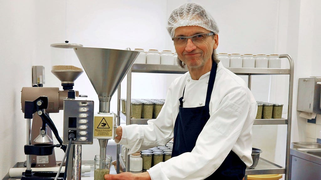 Senfmüller Jörg Hündorf beim Abfüllen der Würzpaste in Gläser. Seit über 17 Jahren wird in seiner Manufaktur „Georgsenf“ produziert.