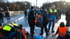 Polizisten tragen in München einen Klimaaktivisten der „Letzten Generation“ weg, der sich zuvor auf der Prinzregentenstraße auf den Asphalt geklebt hatte.