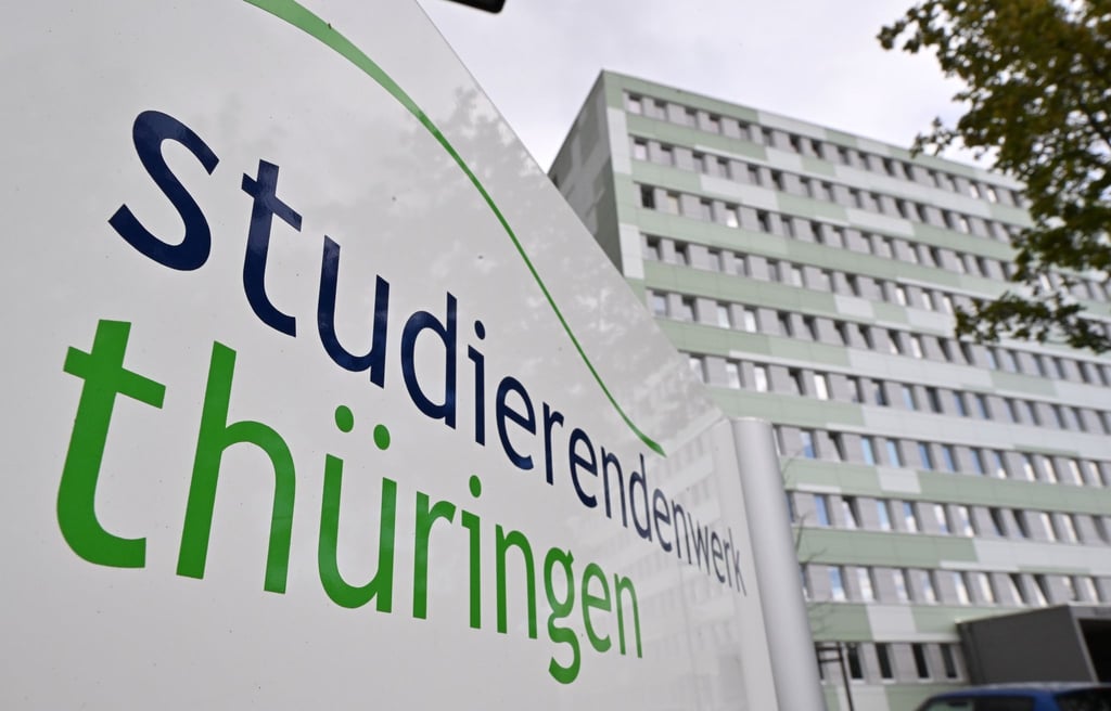 "Studierendenwerk Thüringen" steht auf dem Schild vor einem Studentenwohnheim.