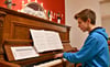 Mattis Christian Reich spielt nicht nur gern Klavier, sondern übt auch regelmäßig auf der Orgel.  