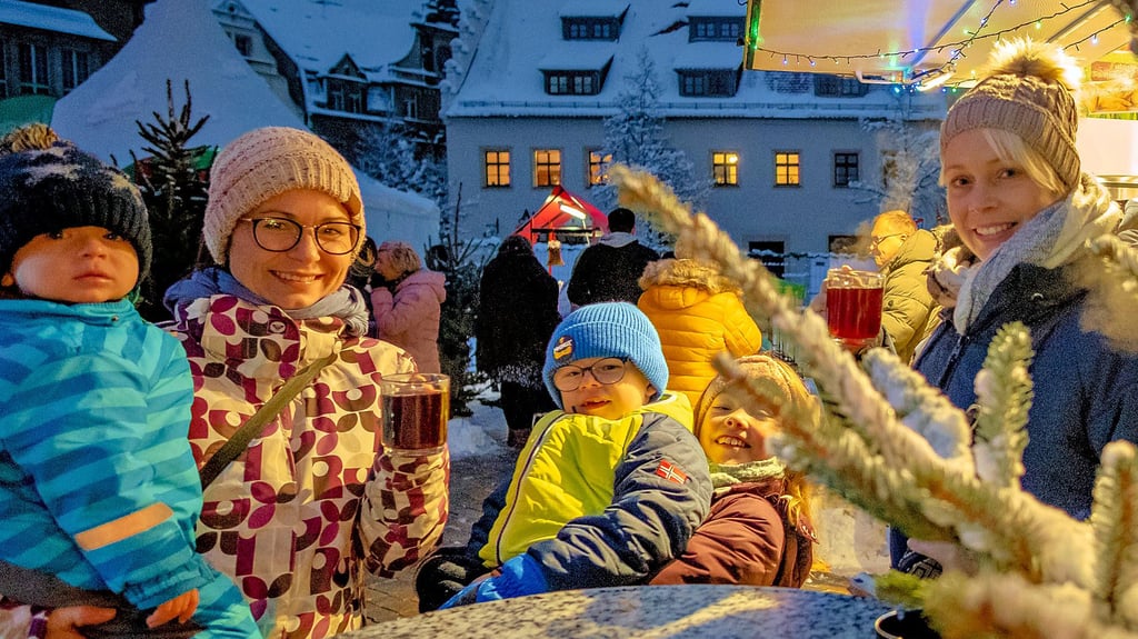Jenny Nowak (l.) aus Predel und Kathrin Brunne (r.) aus Göbitz haben mit ihren Kindern Johnny, Alwin und Frieda den Adventsmarkt besucht und ihn wie andere auch für „gemütlich“ befunden. Der Glühwein für die Frauen ist bereits in den Gläsern, die Pommes für die Kinder sind in Arbeit.