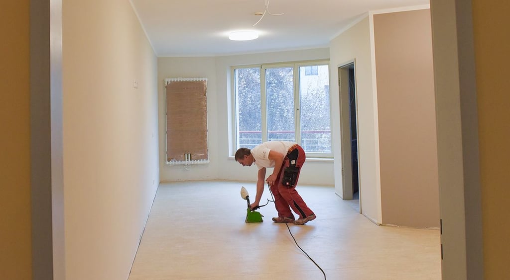 Im künftigen Hospiz werden zurzeit unter anderem die Fußböden verlegt. Hier arbeitet Sven Bösel von einer Firma aus Biesenrode.