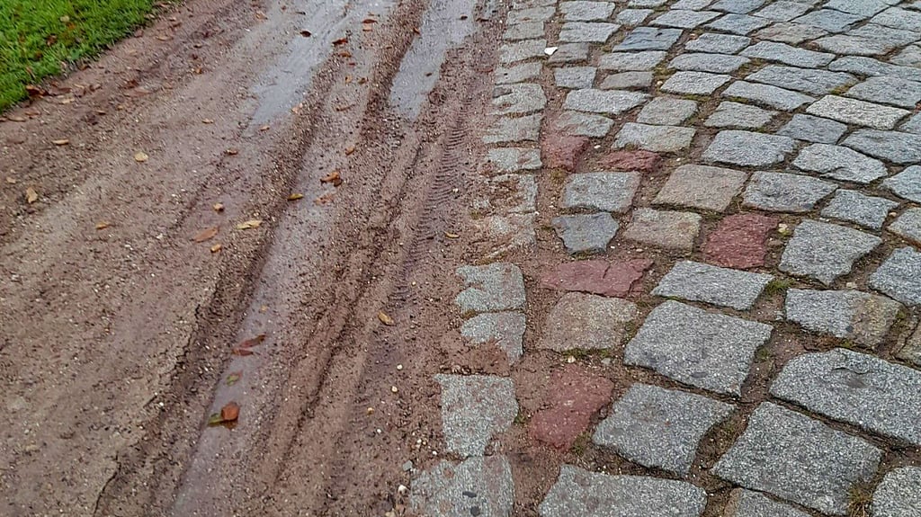 Der Randstreifen der Kreisstraße von Micheln in Richtung Klietzen ist nach der Sanierung für Radfahrer gar nicht mehr befahrbar.