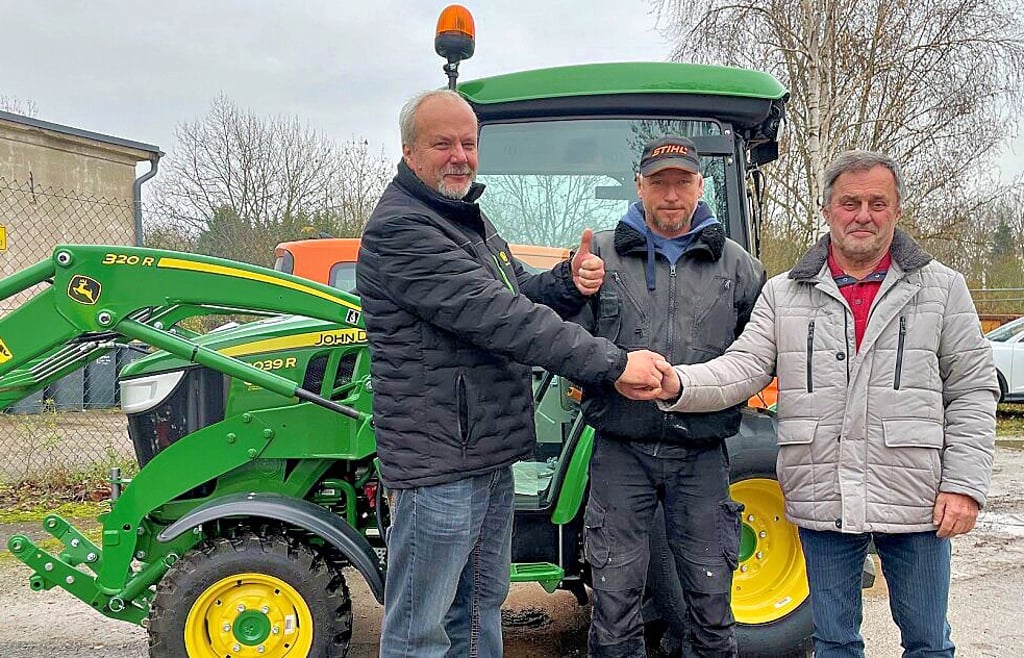 Thomas Gromeier (l.) übereichte die Schlüssel an den Gemeindearbeiter Jörg Pfeiffer und den Bürgermeister.