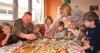Die Kleinauer Kita-Kinder dekorierten ihre selbst ausgestochenden und gebackenen Plätzchen zusammen mit ihren Erziehern Susanne Franke und Uwe Scheffler.