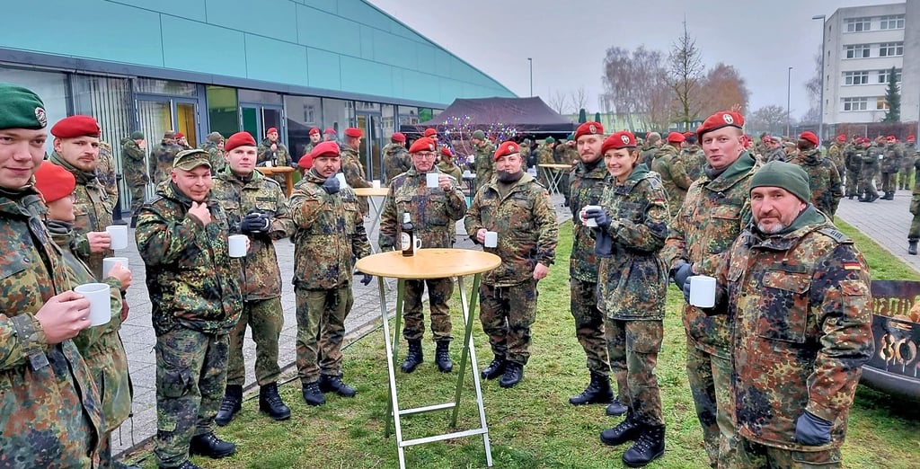 Gelegenheit zum gemütlichen Beisammensein bot der Weihnachtsmarkt des Panzerpionierbataillons 803 Havelberg im Anschluss an den Quartalsappell.