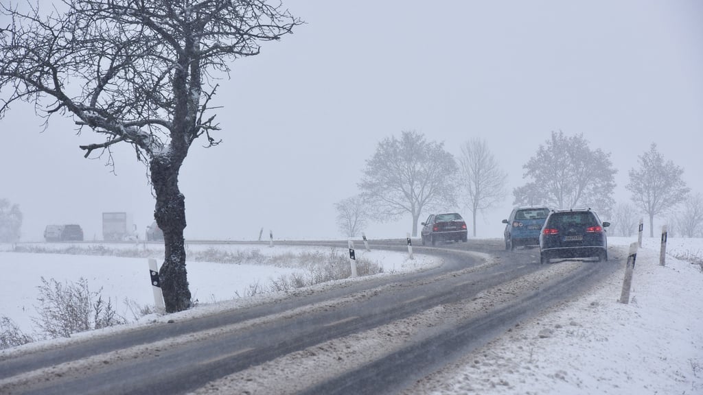 In Sachsen-Anhalt ist am Freitag der Winter mit Schneefall eingebrochen.