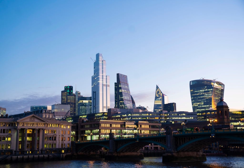 Die Sonne geht hinter der Skyline von London auf.