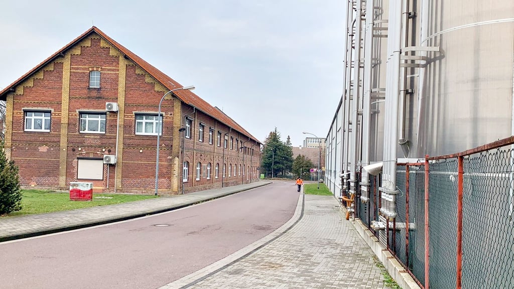 Das Gelände von Polifilm Extrusion mit zahlreichen Silos (re.) liegt gegenüber dem Verwaltungsgebäude der Stadt Südliches Anhalt (li.).