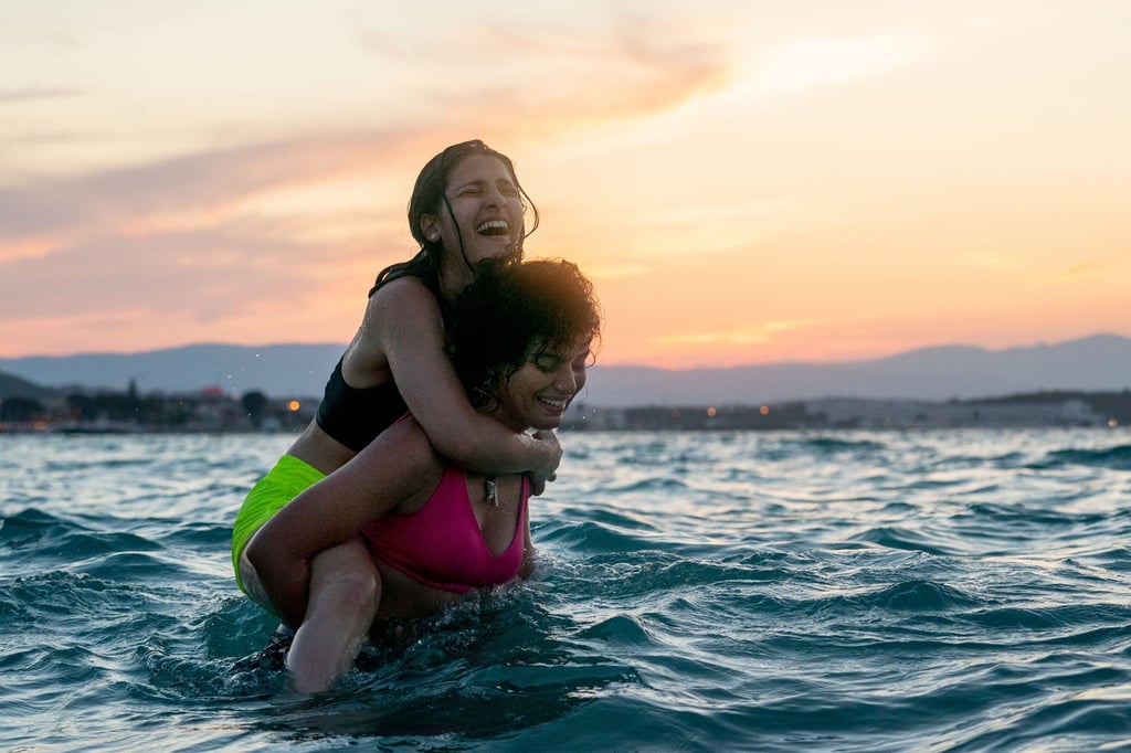 Nathalie Issa (l) als Yusra Mardini und Manal Issa als Sara Mardini in einer Szene aus „Die Schwimmerinnen“.