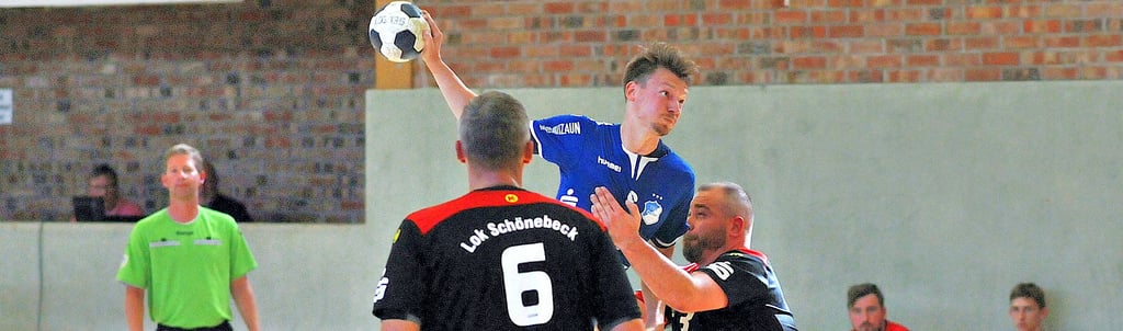 Das letzte Aufeinandertreffen zwischen der TSG um Lucas Marschall (im Wurf) und der SG Lok Schönebeck um Michael Kreyenberg (r.) und Ron Barby (Nummer 6) endete mit einem Sieg für Calbe. Kevin Sager