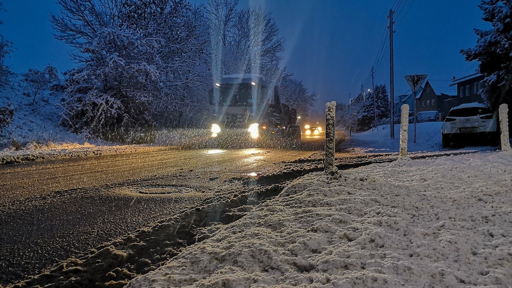 WINTEREINBRUCH: Schnee, Matsch und Glätte auf den Straßen von Halle