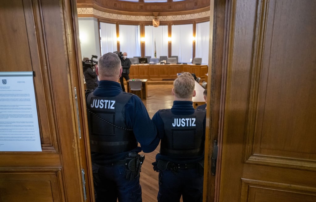 Justizmitarbeiter stehen in der Tür zum Verhandlungssaal im Landgericht Leipzig.