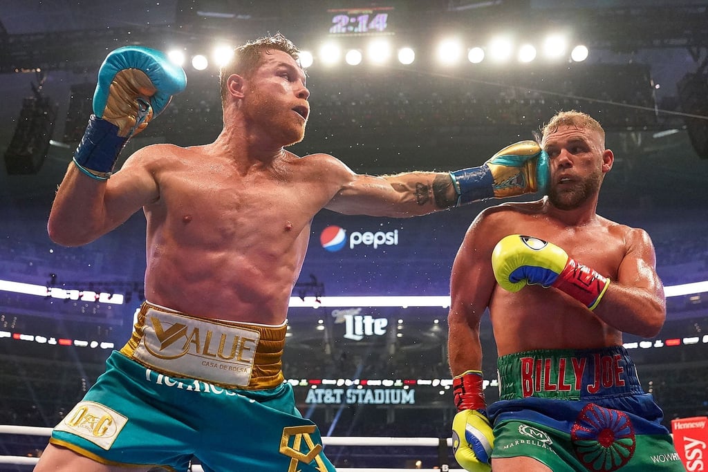 Hat in der Liebe zu seinem Vaterland etwas überreagiert: Canelo Alvarez (l).