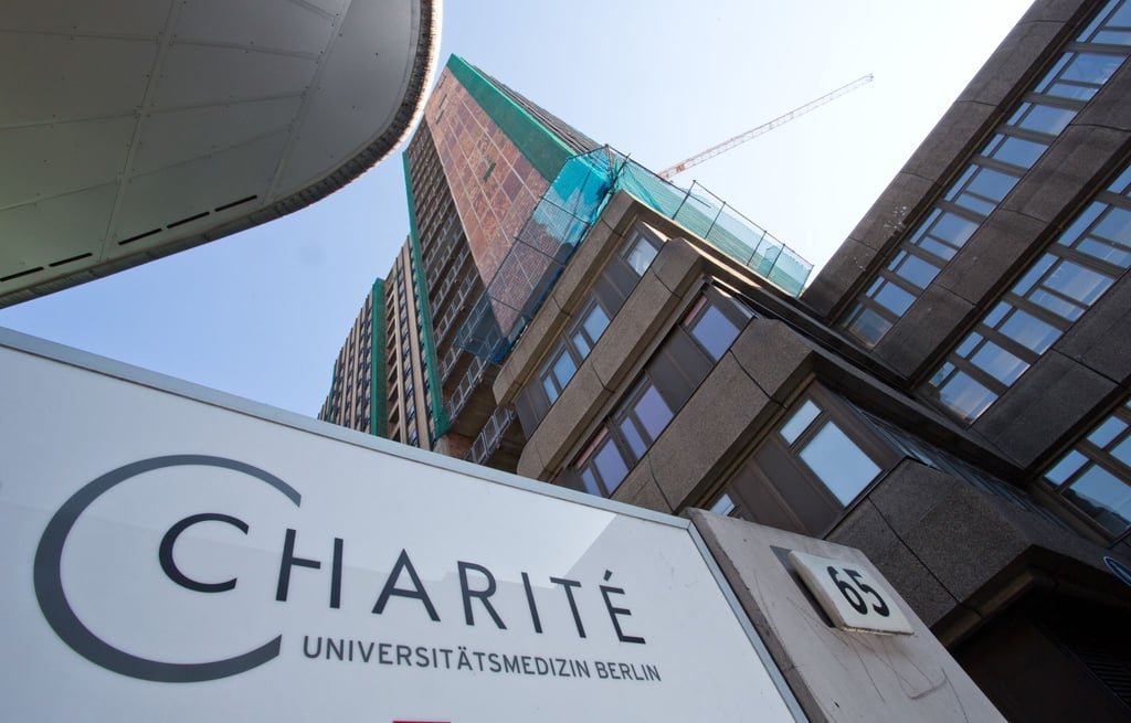 Ein Schild mit der Aufschrift „Charite“ ist vor dem Charite Klinikum zu sehen.