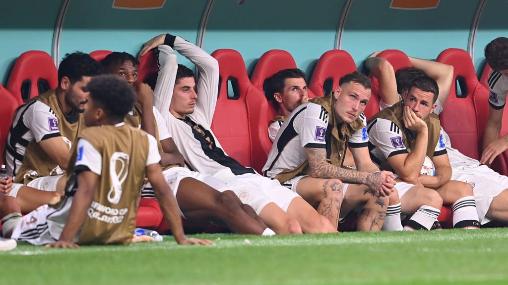 Enttäuschung bei David Raum und dem DFB-Team nach dem Aus bei der WM in Katar.