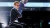 Sir Elton John tritt live bei der letzten Nordamerika-Show seiner „Farewell Yellow Brick Road“-Tour im Dodger Stadium in Los Angeles auf.