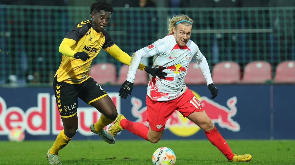 Emil Forsberg gegen Samson Iyede vom AC Horsens.