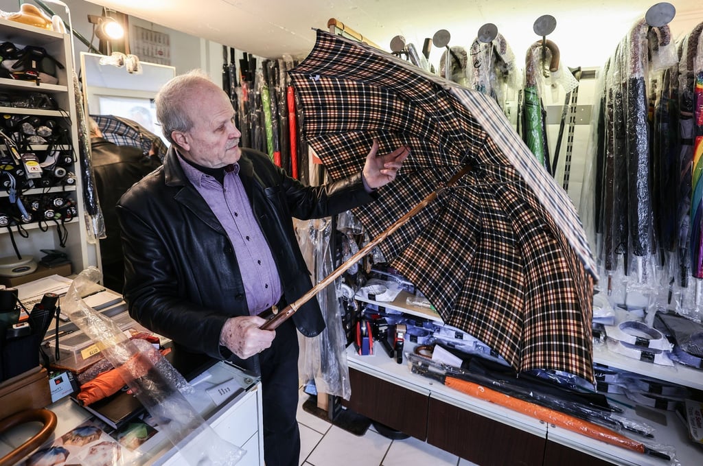 Willy Schüffler ist nach eigenen Angaben der letzte Regenschirmmacher mit Meistertitel, der in nennenswerter Stückzahl in Deutschland produziert.