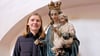Pfarrerin Judith  Kölling, hier neben  der Statue von Maria mit dem Jesuskind in der Zahnaer Kirche, freut sich  auf  das  Weihnachtsfest. 