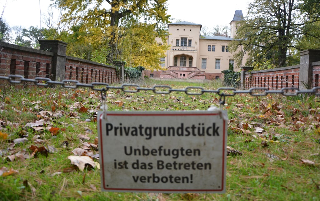 Krumker Schloss samt Schlossinsel machen seit Langem einen verlassenen Eindruck. Die Besitzer äußern sich nicht dazu.
