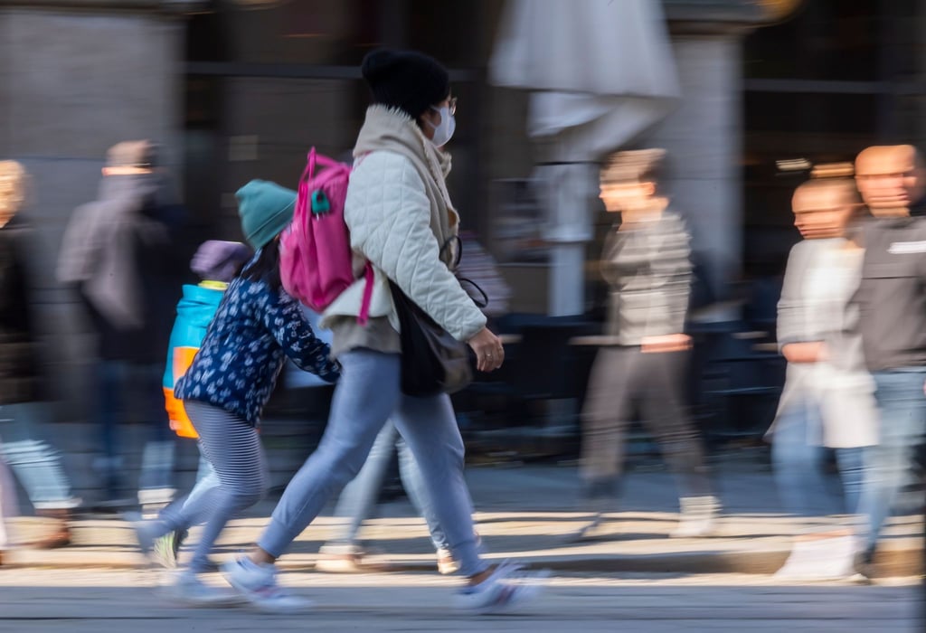 Menschen laufen durch die Innenstadt von Dresden.
