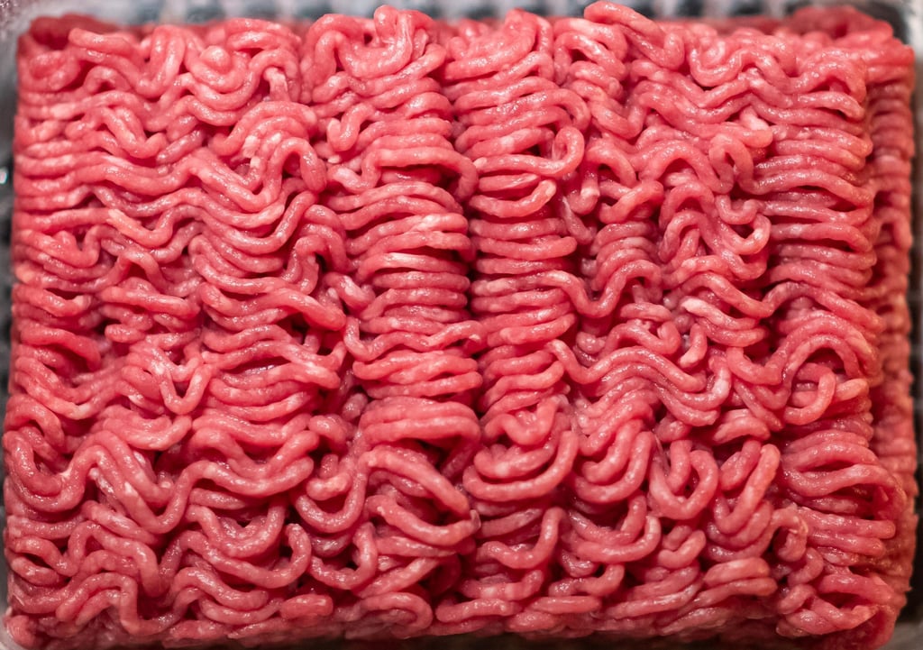 Bio-Hackfleisch vom Rind aus dem Supermarkt liegt in einer Schale.