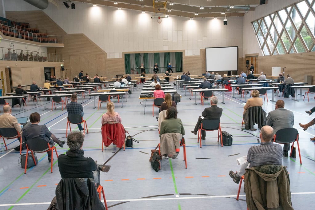 Blick in den Dessau-Roßlauer Stadtrat, dessen Vorsitzender Frank Rumpf ist.