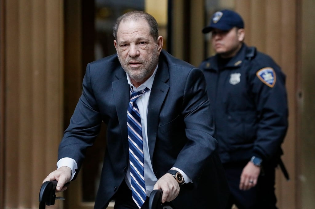 Harvey Weinstein verlässt ein Gerichtsgebäude in New York.