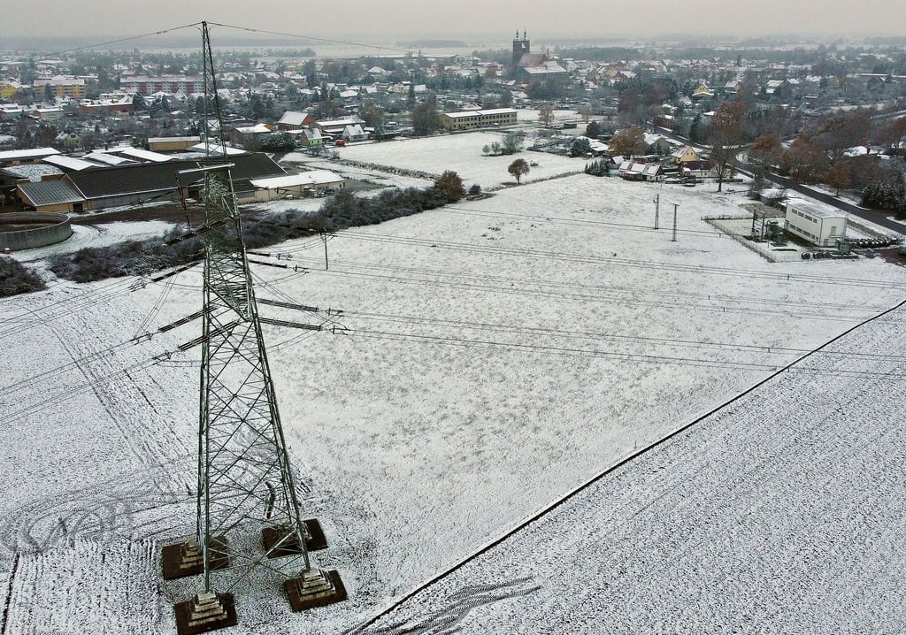 Die neue Starkstromleitung, die von Perleberg nach Wolmirstedt führt, soll Seehausen künftig mit noch höheren Masten und zum Teil deutlich dichter als bisher tangieren. Kommunalpolitik und Verwaltung laufen Sturm, weil es andere Lösungen gibt.