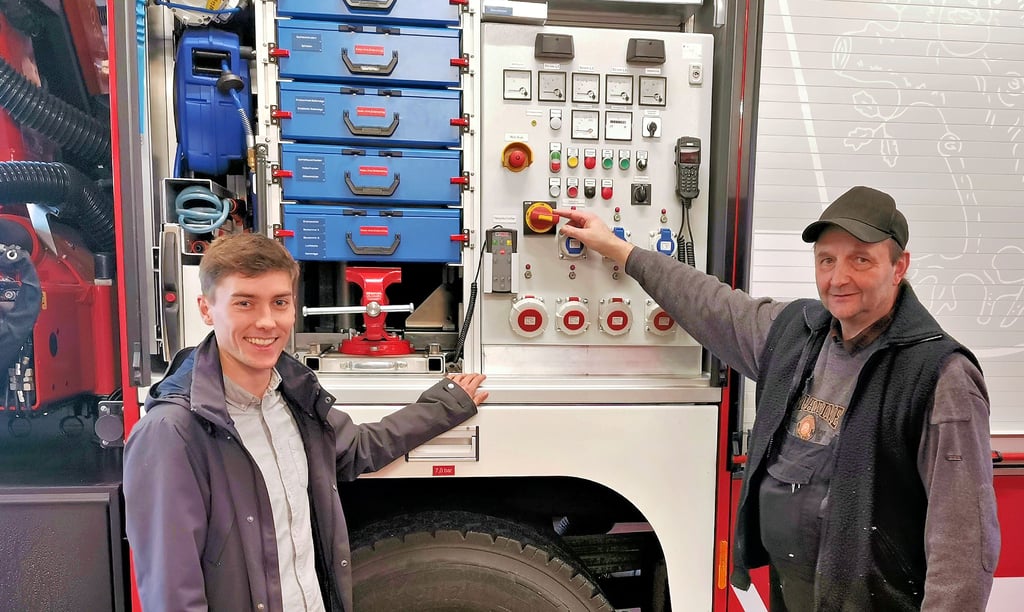 Klötzes Gerätewart Bernd Gille (rechts) und der Sachgebietsleiter in der Stadtverwaltung, Clemens-Paul Berlin, vor einem eingebauten Stromaggregat in einem Rüstwagen mit Kran im Depot der Stadt.