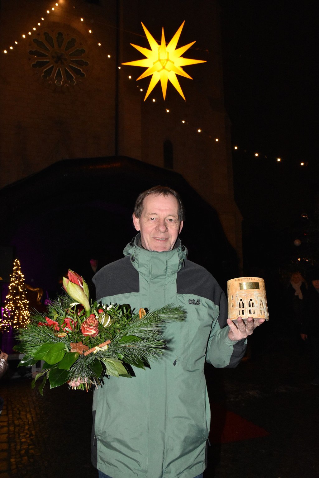 Der Stadtteilchronist Thomas Garde ist vor der Ambrosiuskirche als Sudenburger des Jahres ausgezeichnet worden.