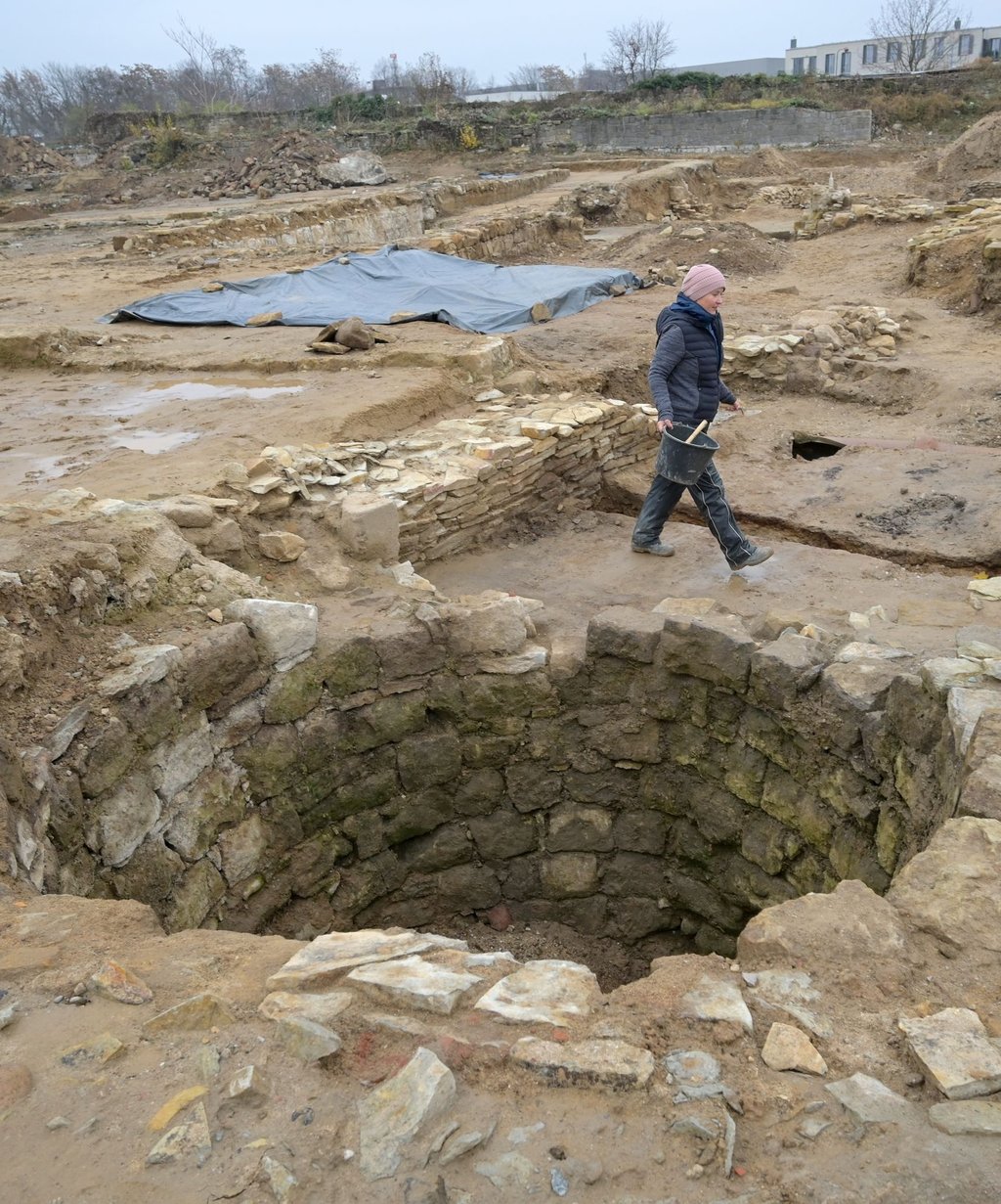 Grabungsleiterin Susanne Schöne vom Landesamt für Archäologie arbeitet bei Grabungen auf einer Fläche in der Dresdner Friedrichstadt.