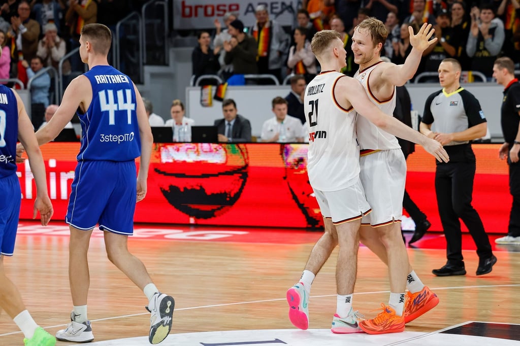 Justus Hollatz (l) und Christian Sengfelder feiern den Sieg gegen Finnland.
