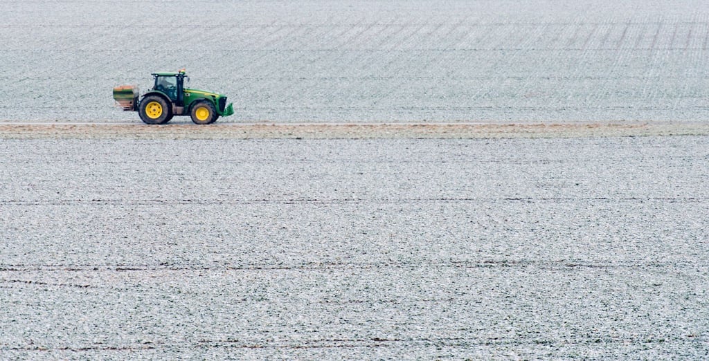 Ein Landwirt fährt zwischen gefrorenen Felder bei Sehnde in der Region Hannover.
